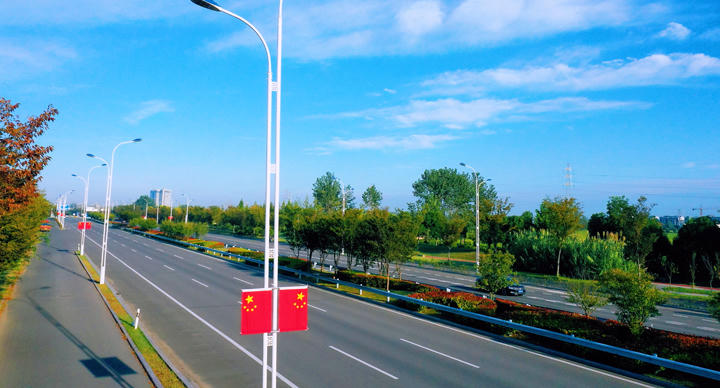 皇冠足球投注网址：挂国旗 栽鲜花 喜迎